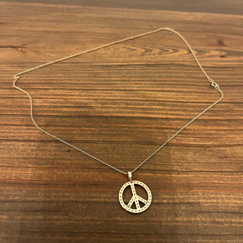 Peace Necklace
Good condition
Chain